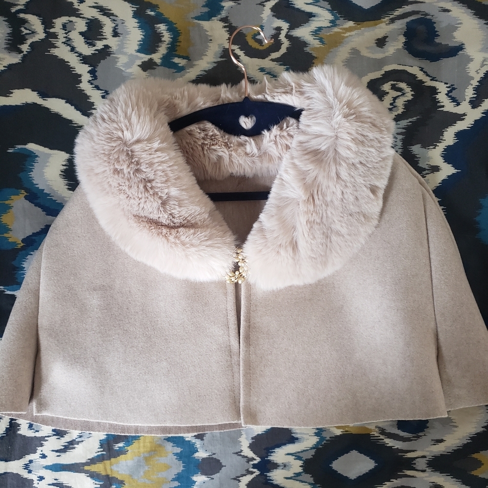 Cropped wool-like cape with faux fur collar